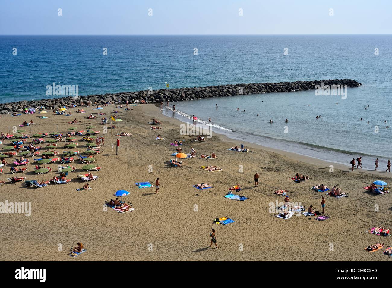 Playa El Veril avec des baigneurs de soleil sur le sable autres dans la mer, San Agustín, Las Palmas, Gran Canaria Banque D'Images Playa El Veril avec des baigneurs de soleil sur le sable autres dans la mer, San Agustín, Las Palmas, Gran Canaria Banque D'Images