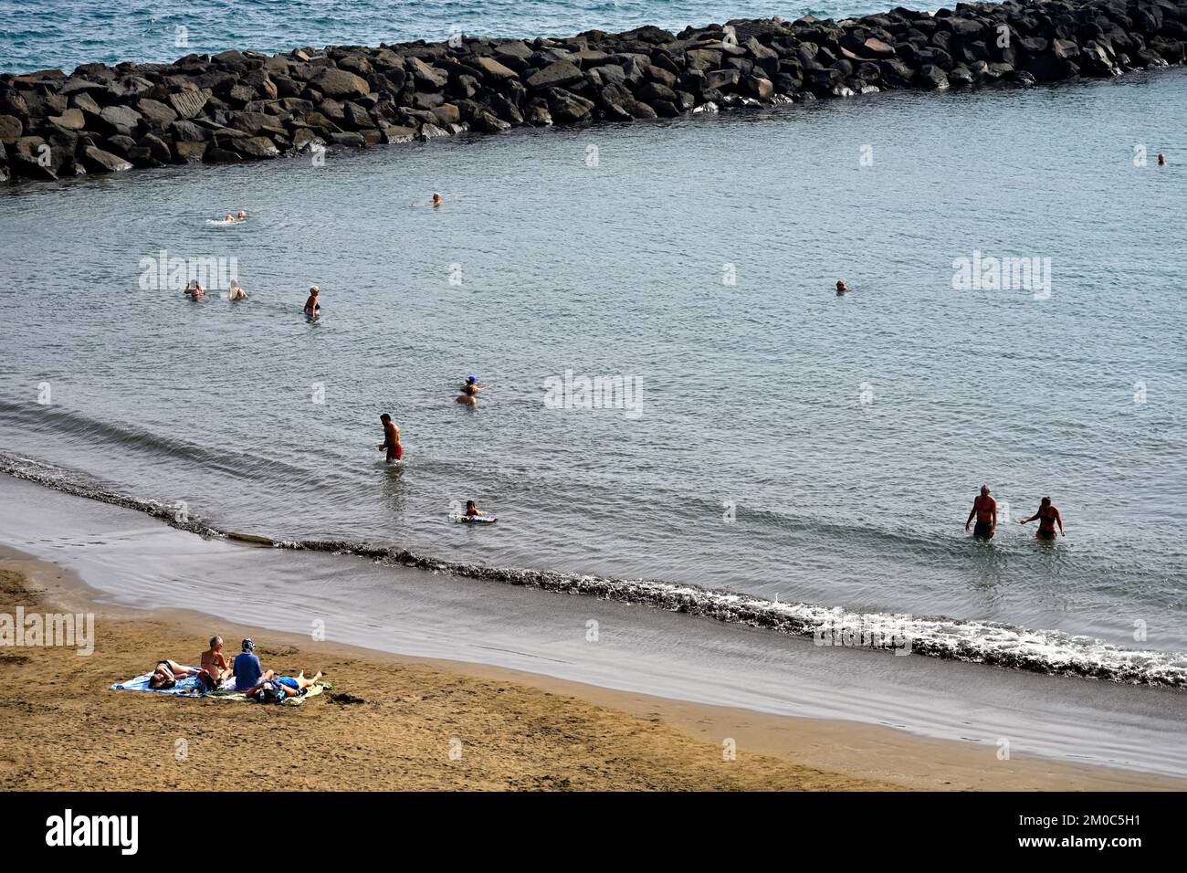 Playa El Veril avec des baigneurs de soleil sur le sable autres dans la mer, San Agustín, Las Palmas, Gran Canaria Banque D'Images Playa El Veril avec des baigneurs de soleil sur le sable autres dans la mer, San Agustín, Las Palmas, Gran Canaria Banque D'Images