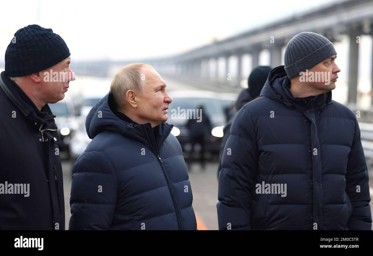 Visite du président russe Poutine au pont de Crimée endommagé. Avec le vice-premier ministre Marat Khusnullin (à gauche) et l'ingénieur en chef du département Taman des autoroutes fédérales à l'Agence routière fédérale Nikita Khrapov. (Photo : Bureau du Président russe) Banque D'Images