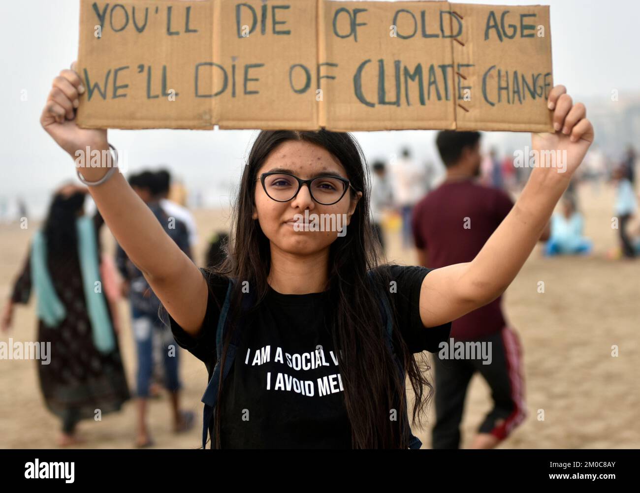 Mumbai, Maharashtra, Inde. 4th décembre 2022. Un activiste tient un écriteau dans le cadre de la campagne sur les changements climatiques organisée par Fridays for future à Mumbai, Inde, 04 décembre 2022. (Credit image: © Indranil Aditya/ZUMA Press Wire) Banque D'Images