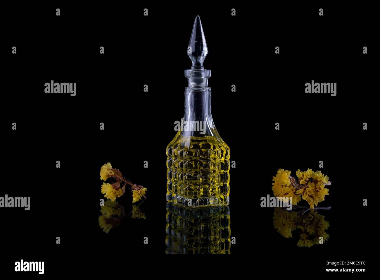 bouteille en cristal de parfum vintage sur fond noir. Banque D'Images