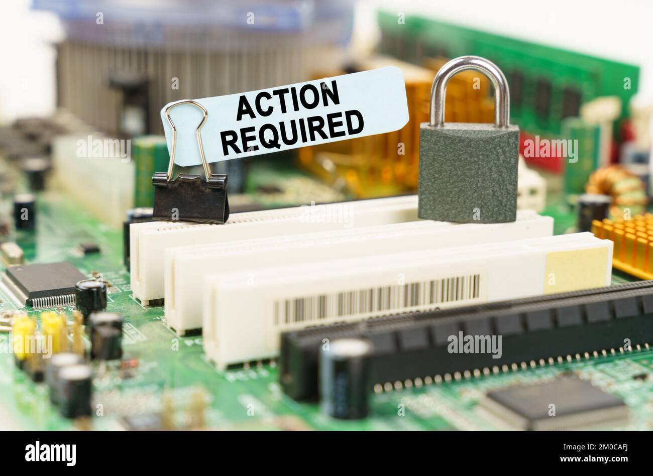 Concept de sécurité informatique. Une étiquette sur la carte mère indique action requise Photo