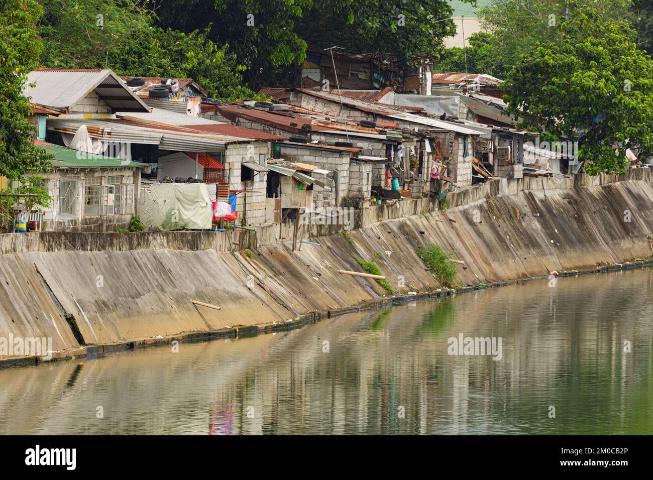 Les pauvres vivent dans la pauvreté le long des canaux de Manille Philippines avec un espace de copie Banque D'Images