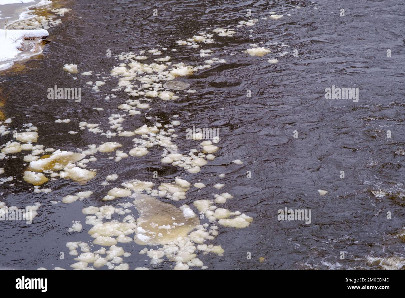Des flotteurs de glace flottent sur la rivière. Dérive saisonnière de la glace Banque D'Images