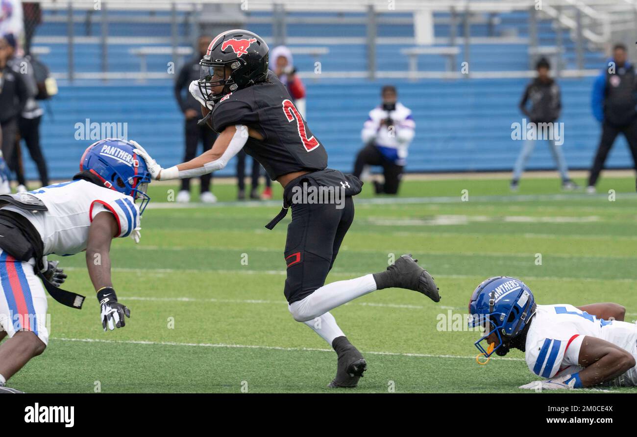 Georgetown Texas États-Unis, 3 décembre 2022 : le receveur gagne des verges après avoir attrapé un pass lors d'un match de football quart de finale de la Ligue universitaire de Scholastic (UIL) dans le centre du Texas. ©Bob Daemmrich Banque D'Images