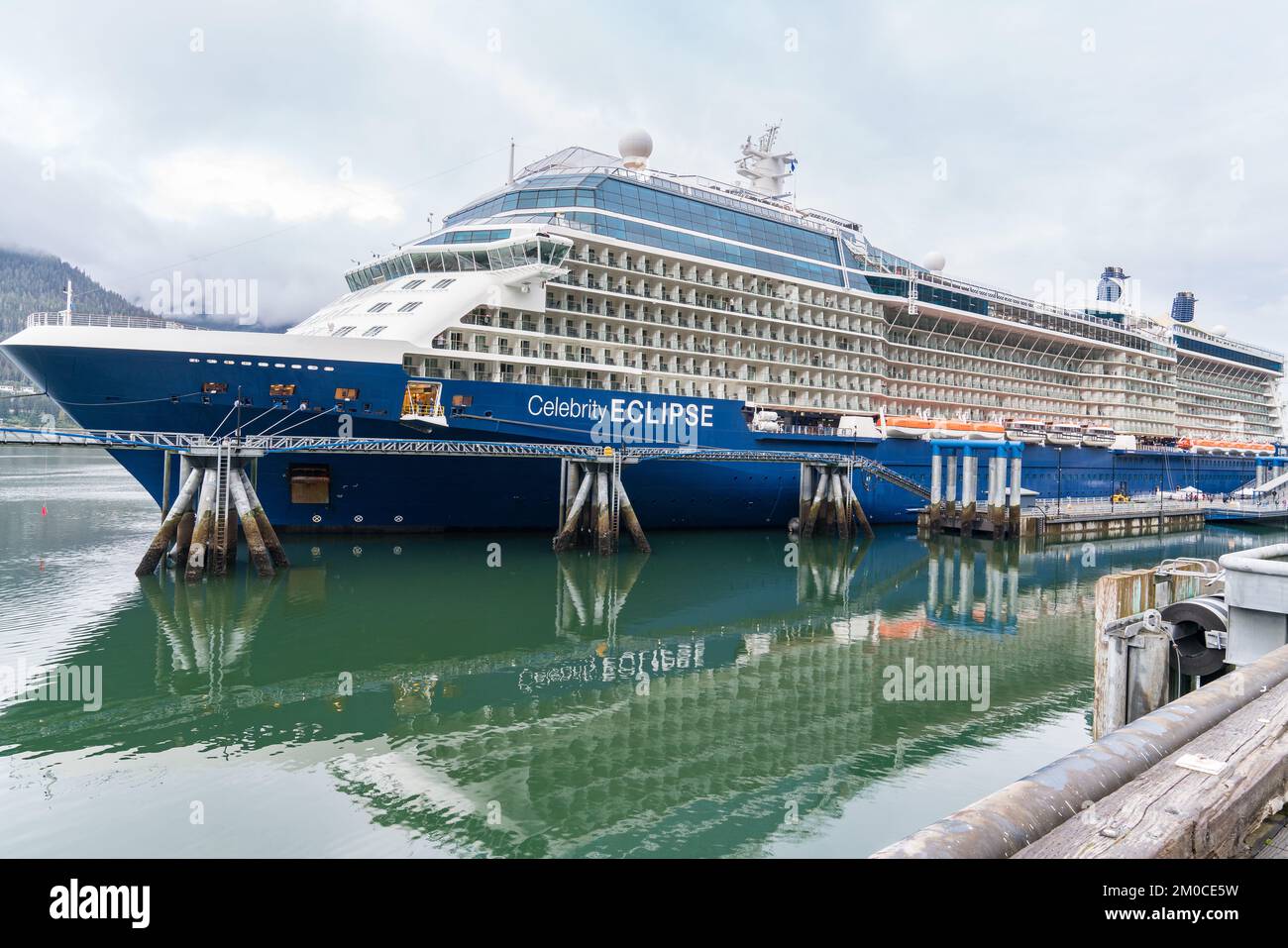 Juneau, AK - 8 septembre 2022 : bateau de croisière Celebrity Eclipse amarré à Juneau, Alaska Banque D'Images