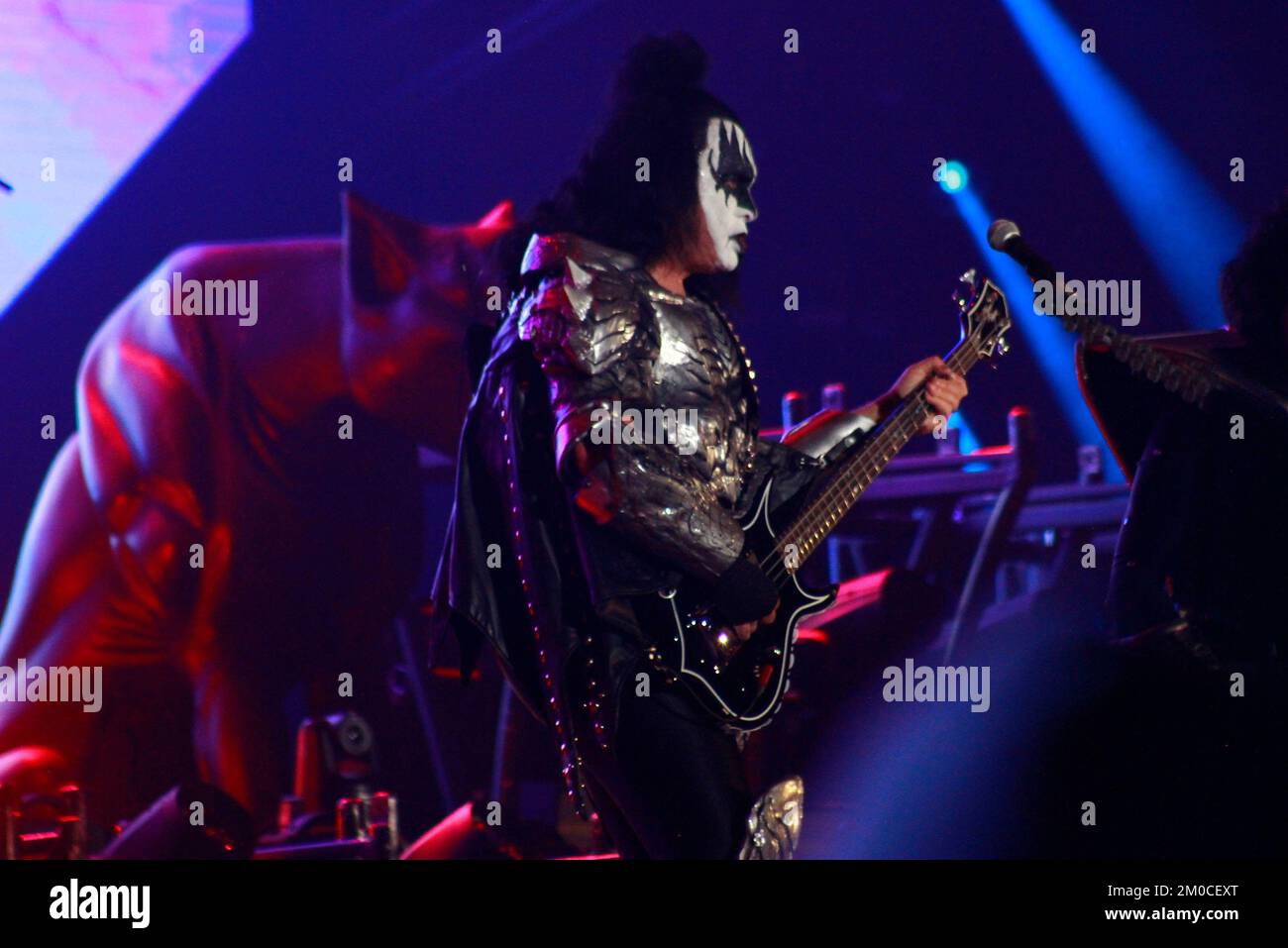 Toluca, Mexique. 04th décembre 2022. Gene Simmons, intégraant du groupe de rock américain Kiss, se produit sur scène au cours du troisième jour de la fête de l'Enfer et du ciel à Foro Pegaso. Sur 04 décembre 2022 à Toluca, Mexique. (Credit image: © Carlos Santiago/eyepix via ZUMA Press Wire) Banque D'Images