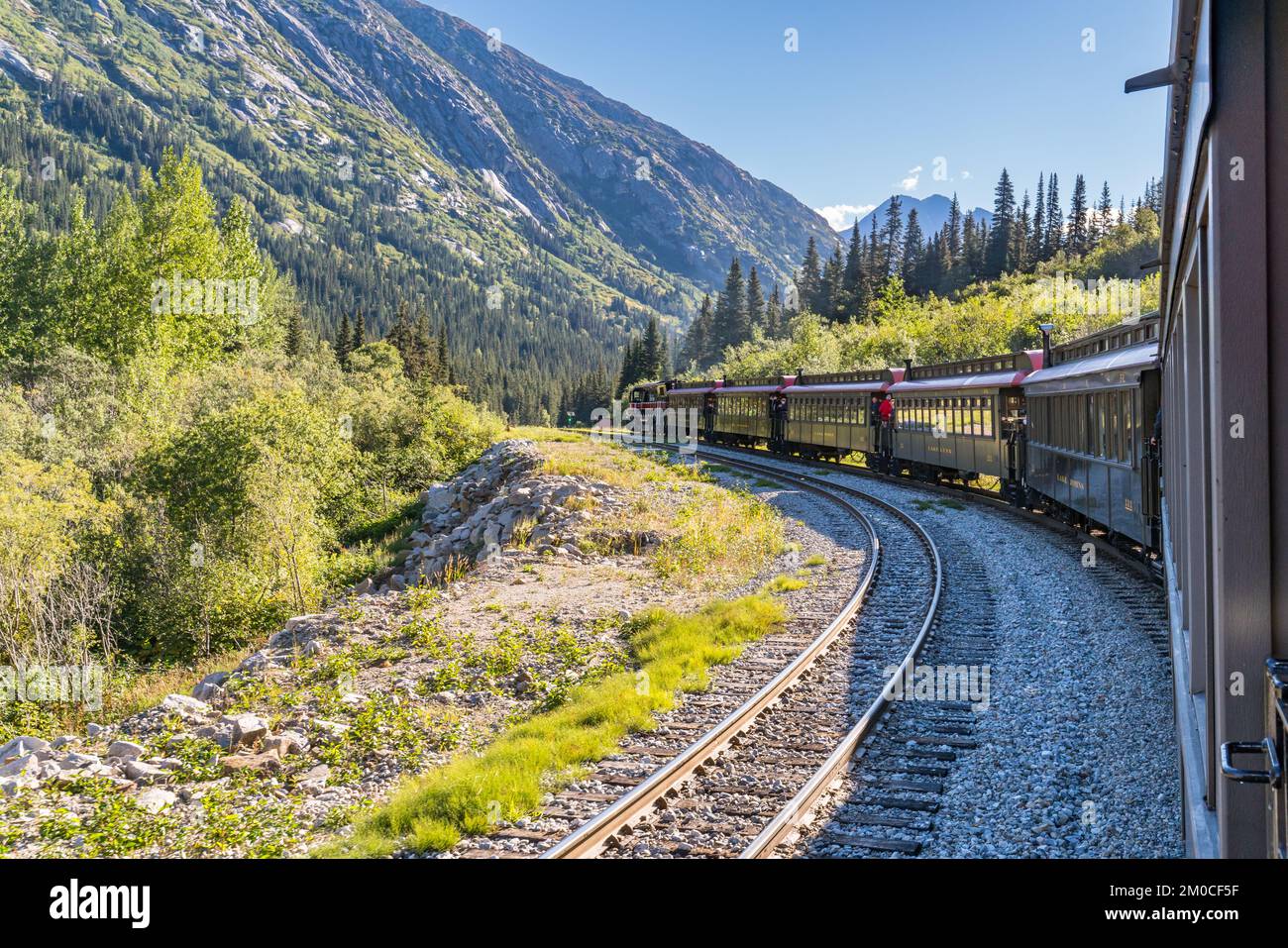 Skagway, AK - 7 septembre 2022 : le train du col blanc et de la route du Yukon traverse les montagnes à l'est de Skagway. Banque D'Images