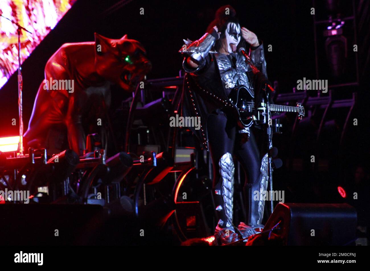 Toluca, Mexique. 04th décembre 2022. 04 décembre 2022, Toluca, Mexique: L'intégrate de Gene Simmons du groupe de rock américain Kiss se produit sur scène au cours du troisième jour de la fête de l'Enfer et du ciel du métal à Foro Pegaso. Sur 04 décembre 2022 à Toluca, Mexique. (Photo par Carlos Santiago/ Eyepix Group) (photo par Eyepix/NurPhoto) crédit: NurPhoto/Alay Live News Banque D'Images