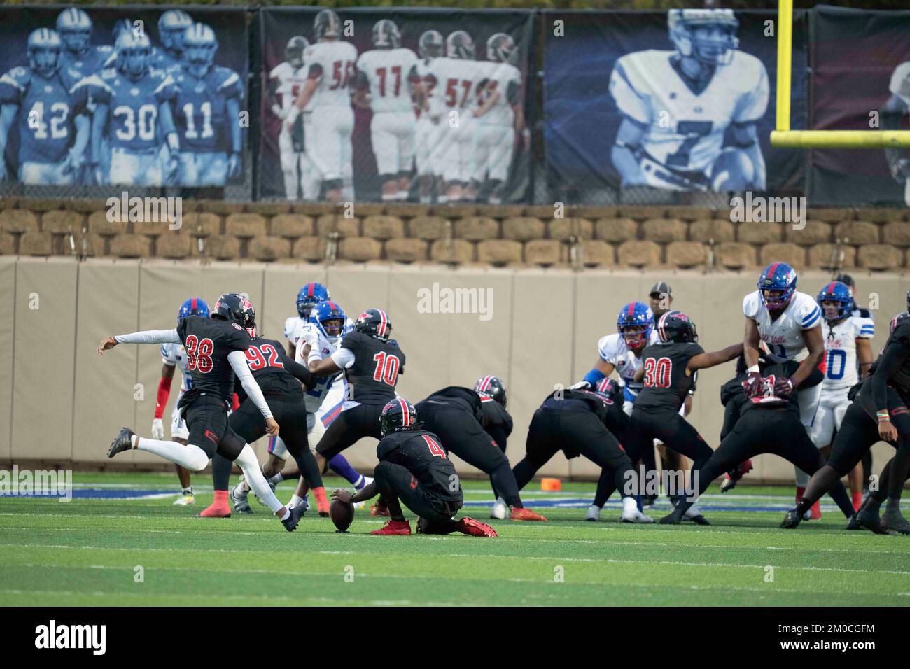 Georgetown Texas États-Unis, 3 décembre 2022: Un kicker tente un but sur le terrain lors d'un match de quart de finale de la ligue universitaire de Scholastic League (UIL) dans le centre du Texas. Banque D'Images