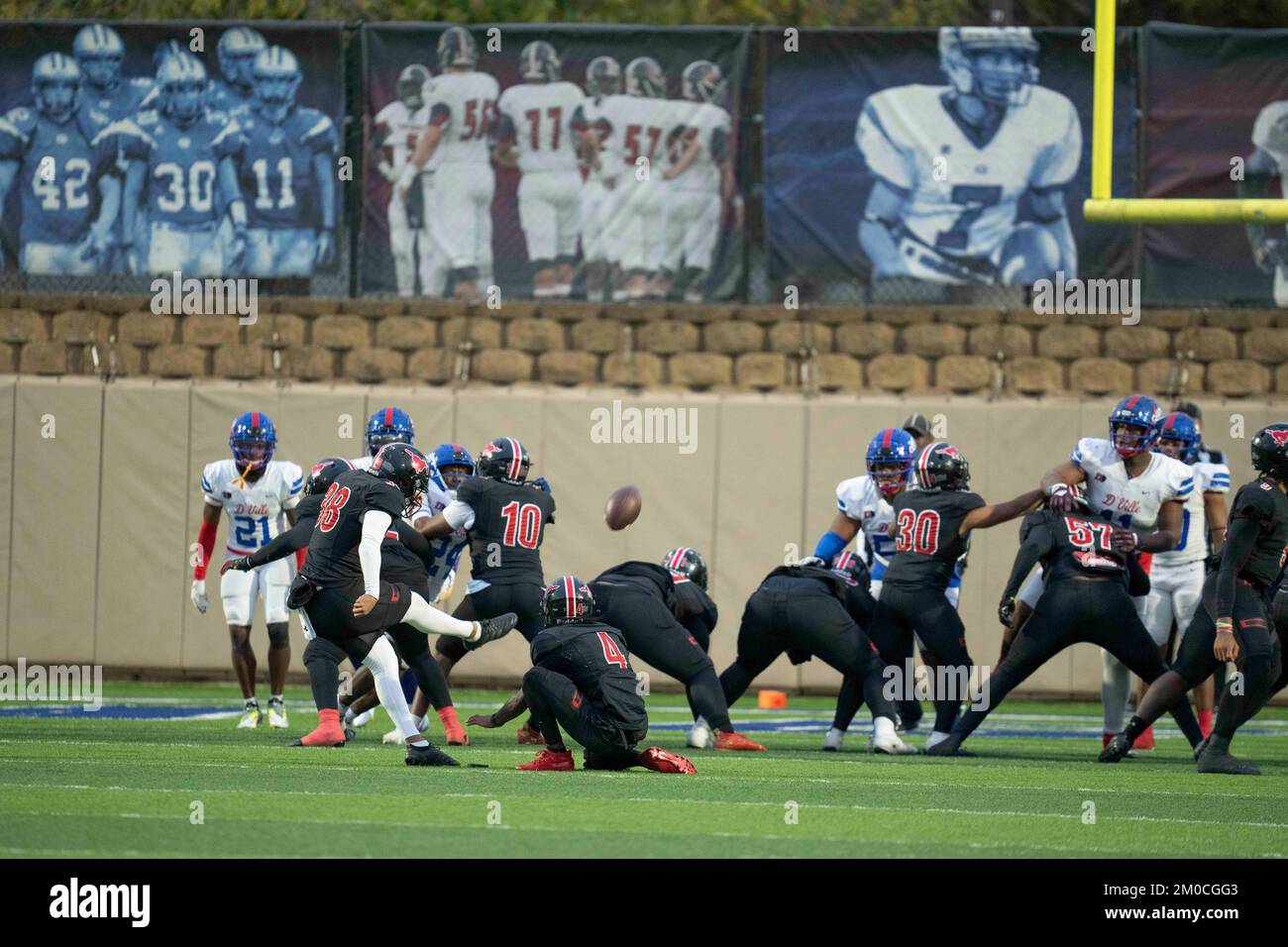 Georgetown Texas États-Unis, 3 décembre 2022: Un kicker tente un but sur le terrain lors d'un match de quart de finale de la ligue universitaire de Scholastic League (UIL) dans le centre du Texas. Banque D'Images