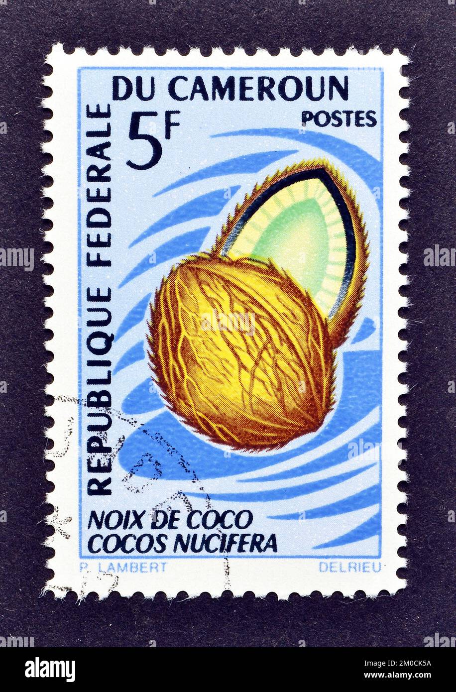 Timbre-poste annulé imprimé par le Cameroun, qui montre Coconut - Cocos nucifera, vers 1967. Banque D'Images