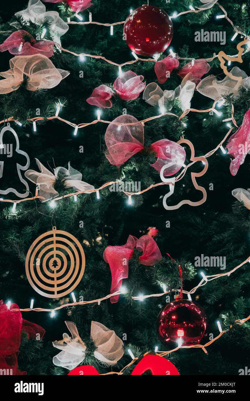 Décorations de Noël pendant le marché de Noël à Asti, Italie Banque D'Images