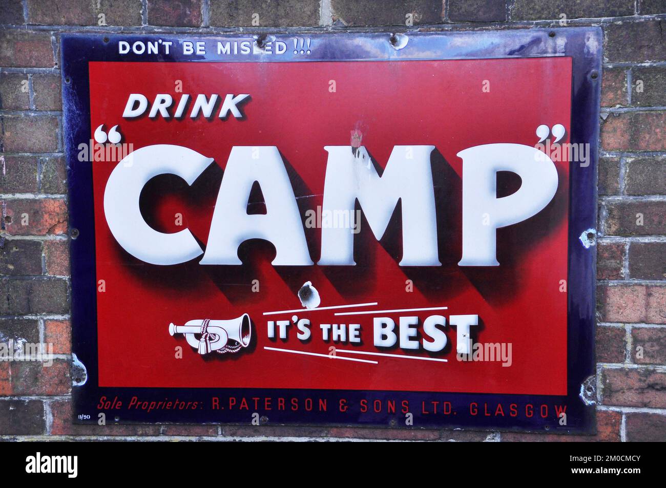 Panneau en métal émaillé, publicité Camp Drink photographié à la gare de Tenterden à Kent, Angleterre, Royaume-Uni Banque D'Images