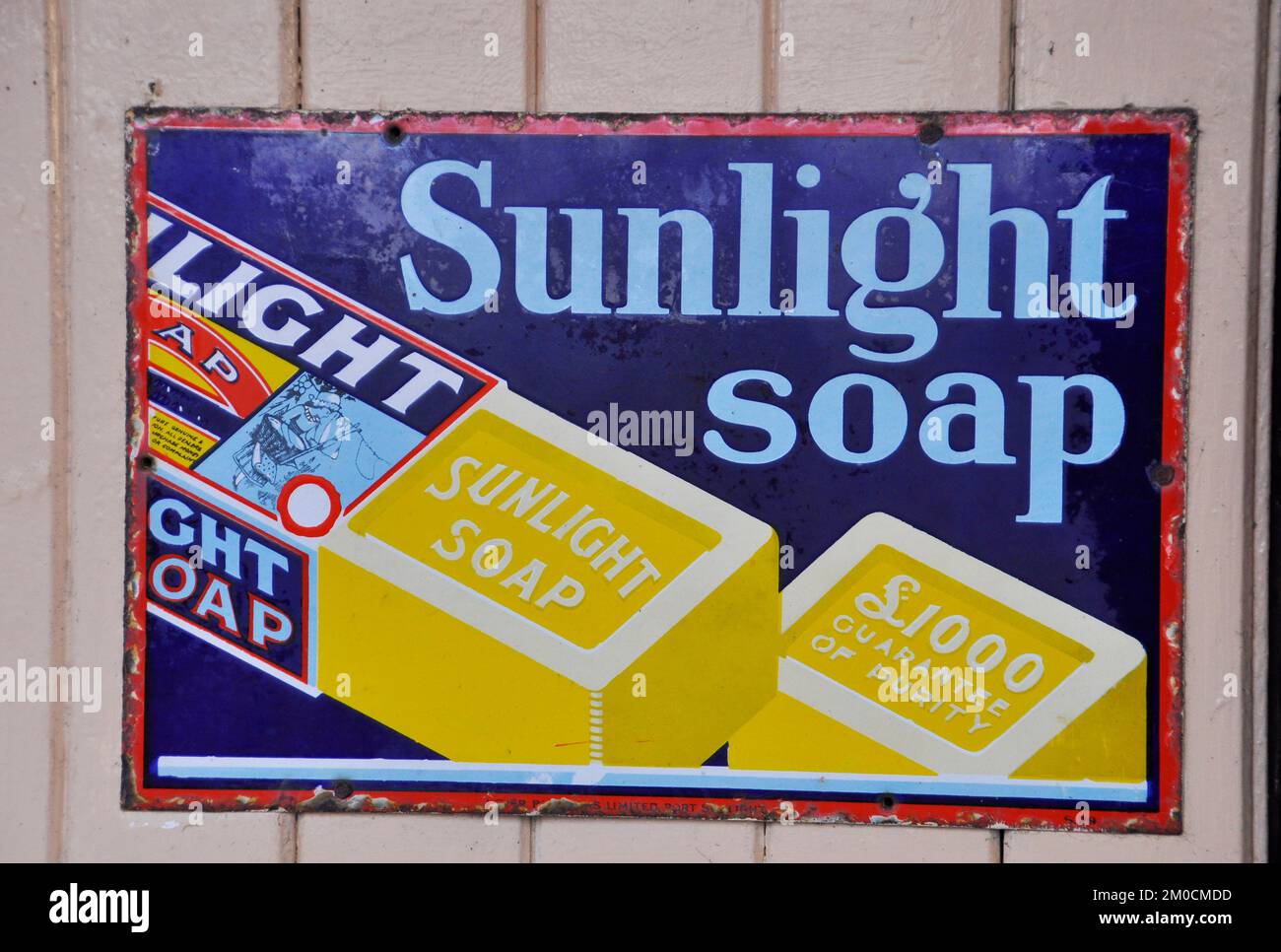 Enseigne en métal émaillé, publicité savon de soleil photographié à la gare de Tenterden à Kent, Angleterre, Royaume-Uni Banque D'Images