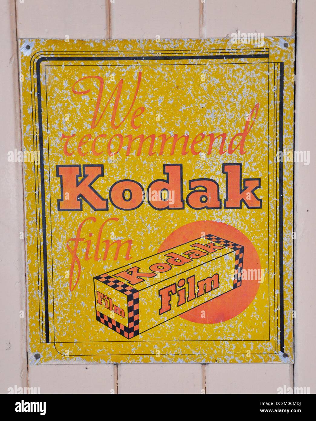 Panneau en métal émaillé, annonçant le film Kodak photographié à la gare ferroviaire de Tenterden dans le Kent, en Angleterre, au Royaume-Uni Banque D'Images