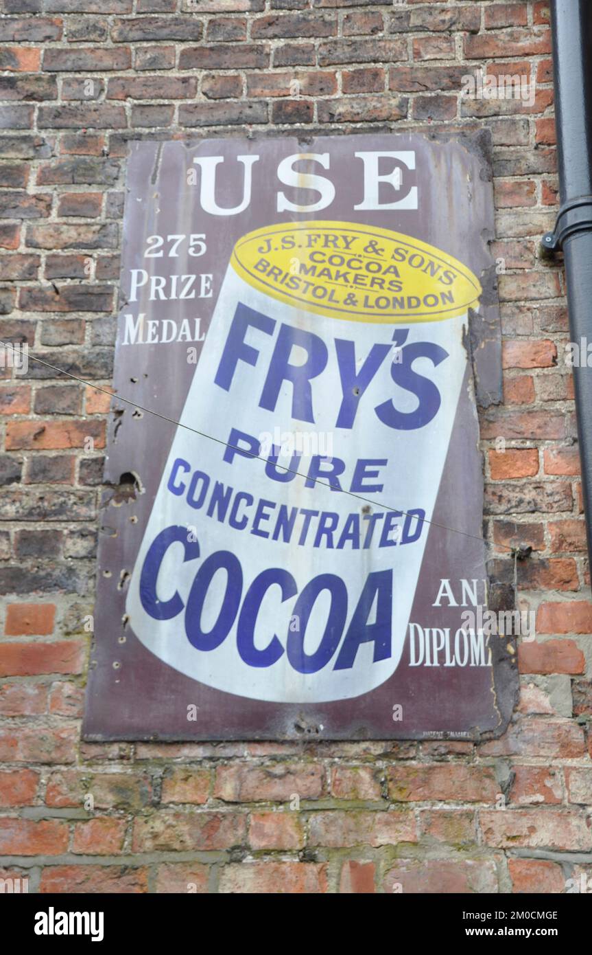 Panneau en métal émaillé, annonçant le cacao de Fry photographié au musée Preston Hall, Stockton on Tees, Angleterre, Royaume-Uni Banque D'Images