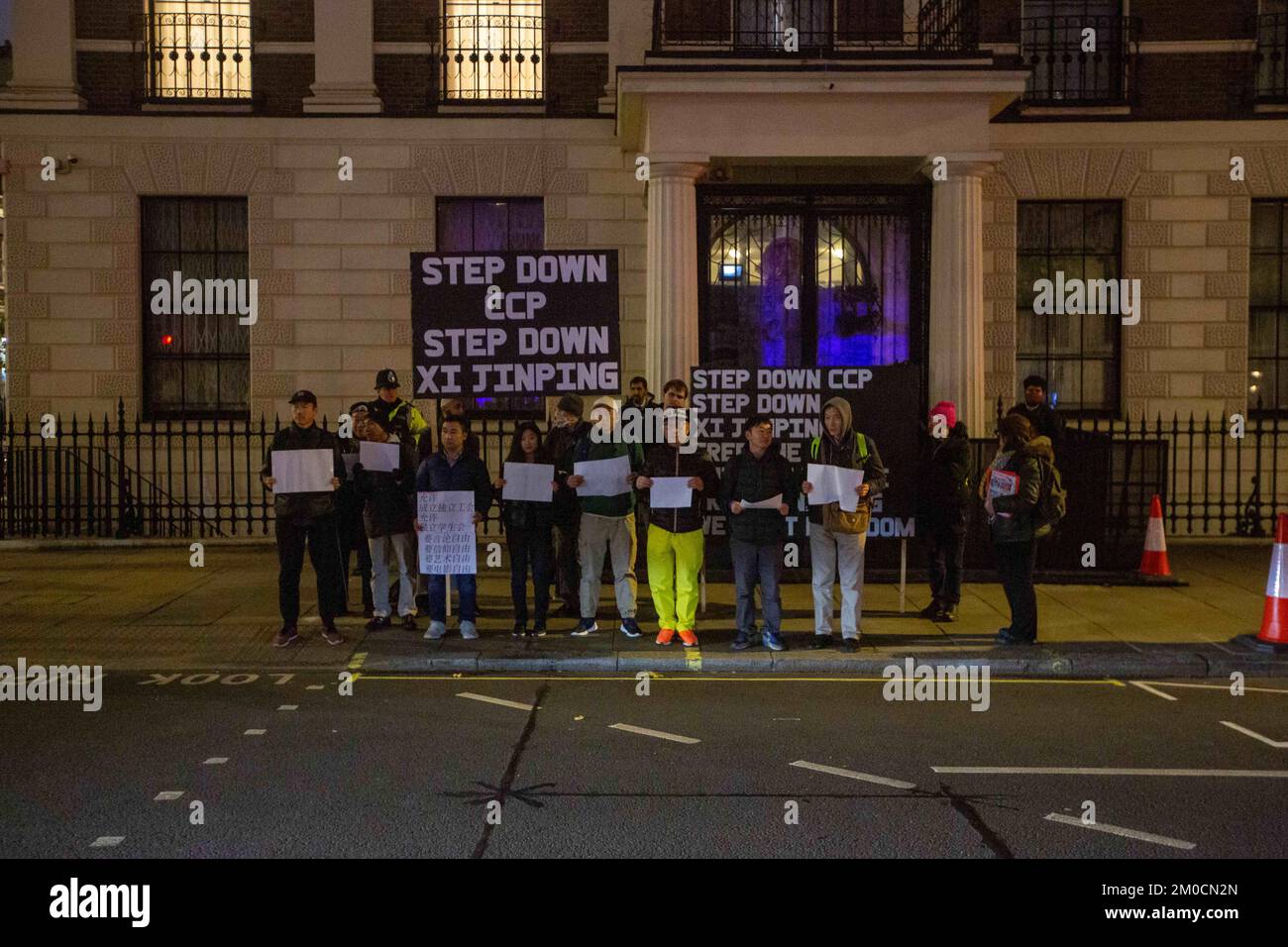 Londres, Angleterre, Royaume-Uni. 4th décembre 2022. Des militants manifestent à l'extérieur de l'ambassade de la République populaire de Chine à Londres en solidarité avec les manifestations en Chine. (Image de crédit : © Tayfun Salci/ZUMA Press Wire) Banque D'Images