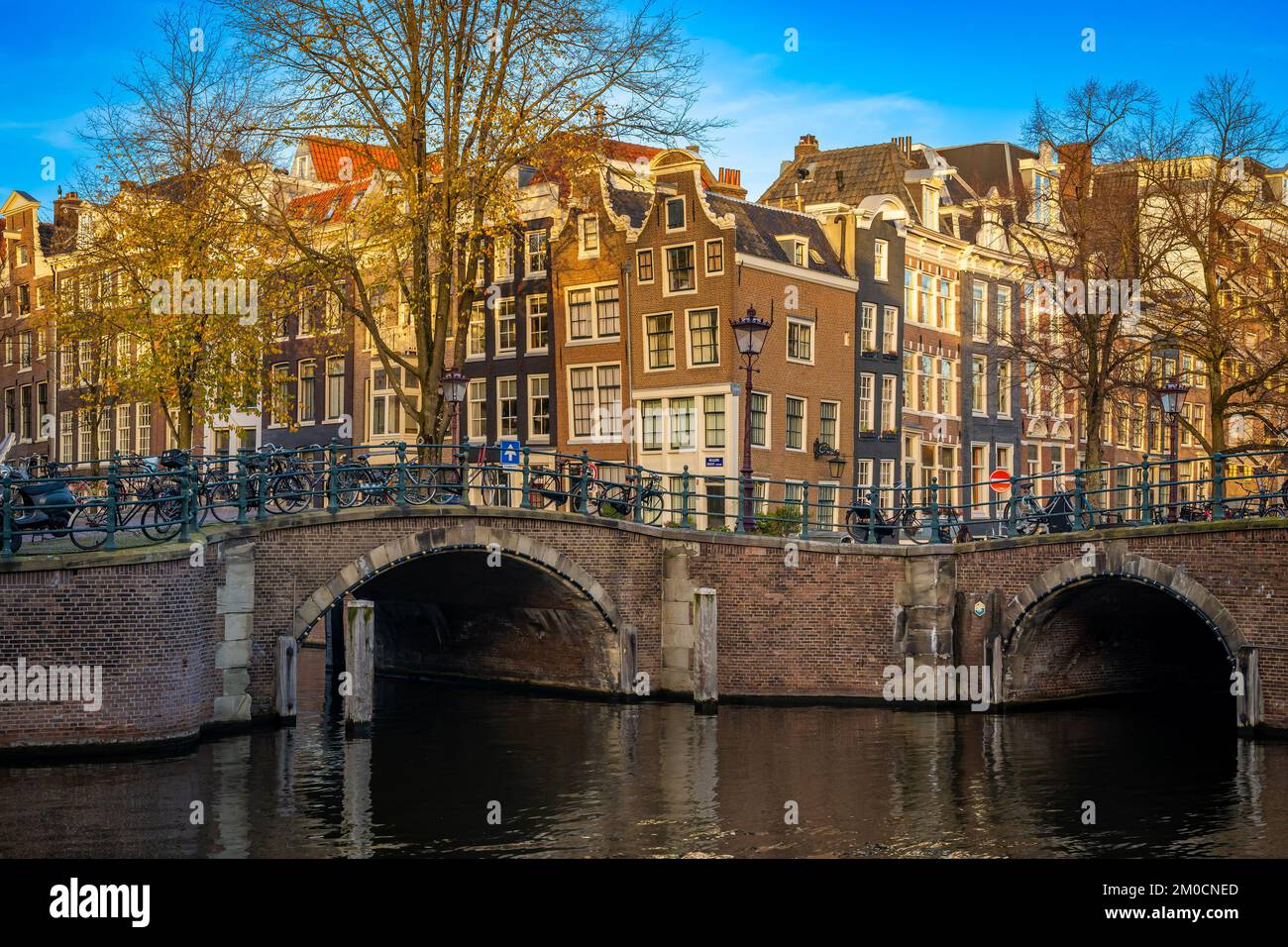 Paysage urbain d'Amsterdam, maisons et canaux typiquement hollandais Banque D'Images