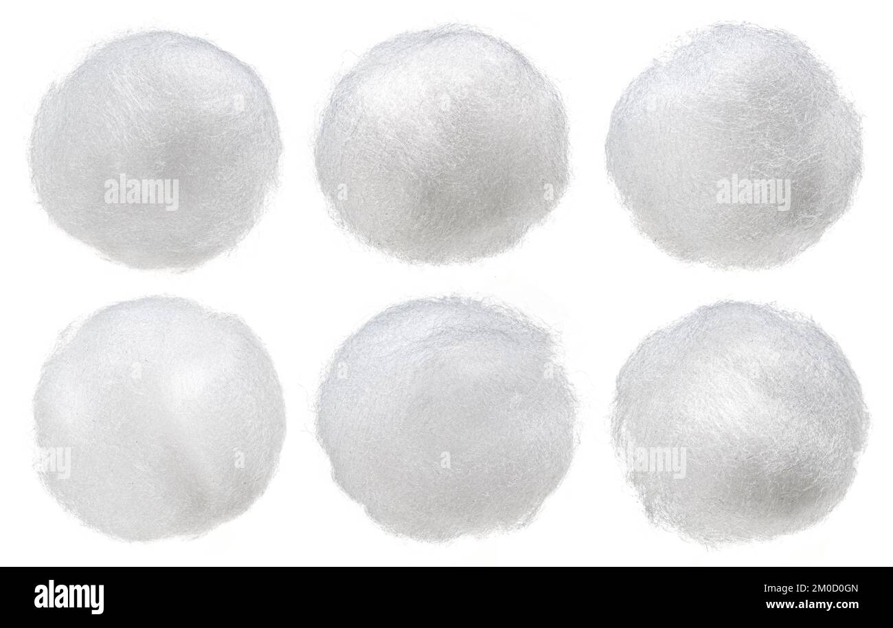 Boules de coton molletonné isolées sur fond blanc Banque D'Images