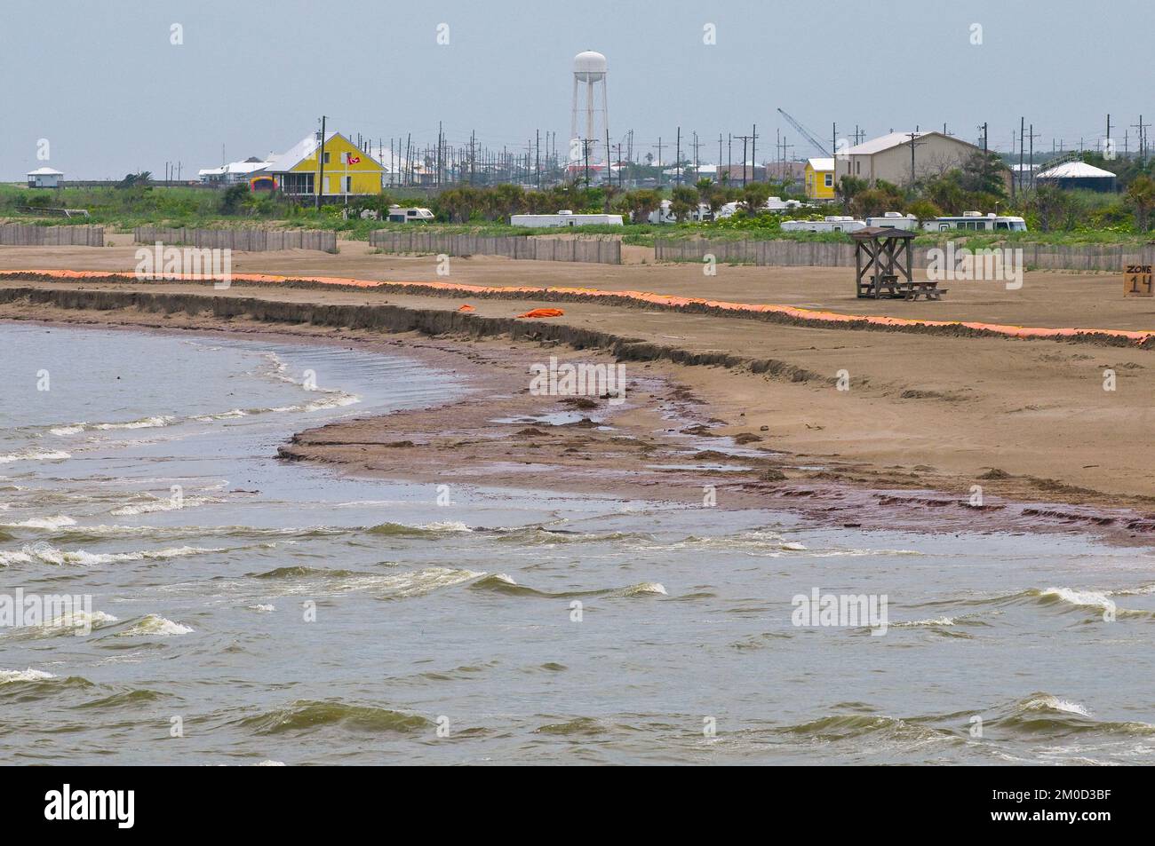 Bureau de l'Administrateur (Lisa P. Jackson) - Grand Isle (BP Oil Spill) - l'huile de BP Spill couvre la plage et la jetée du parc national de Grand Isle, Grand Isle, LA. Photo de l'USEPA par Eric Vance , Agence de protection de l'environnement Banque D'Images