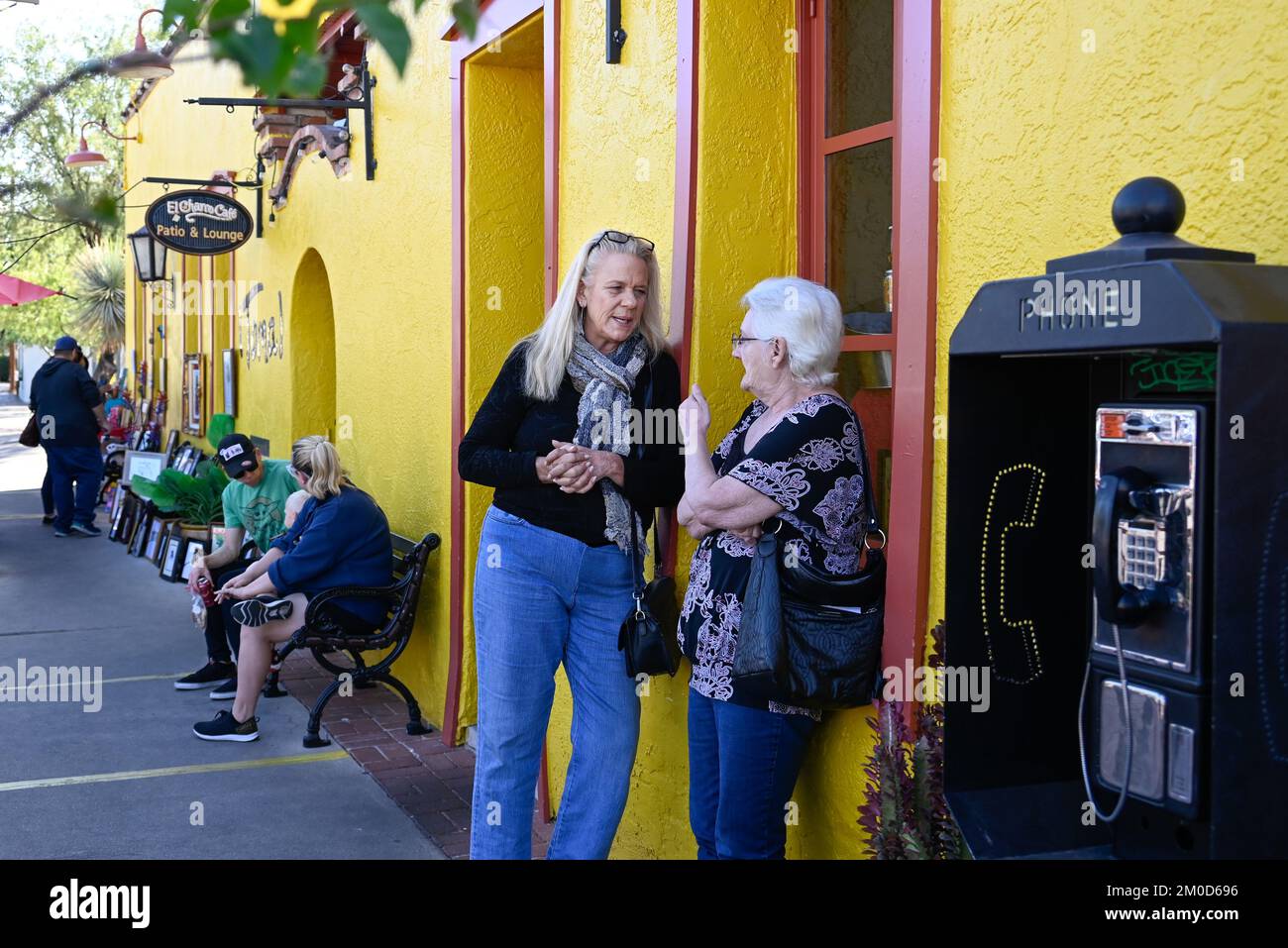 Un téléphone payant hors de l'El Charro Cafe & patio, le plus ancien restaurant mexicain des États-Unis, populaire auprès des habitants et des touristes, Tucson, Arizona Banque D'Images