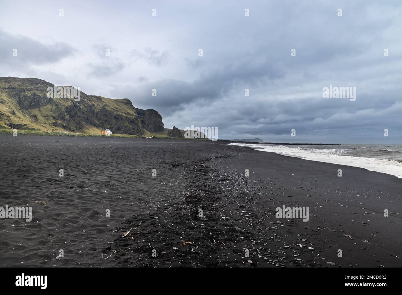 La pittoresque plage de sable noir volcanique de Vik en Islande est une destination touristique populaire et emblématique Banque D'Images
