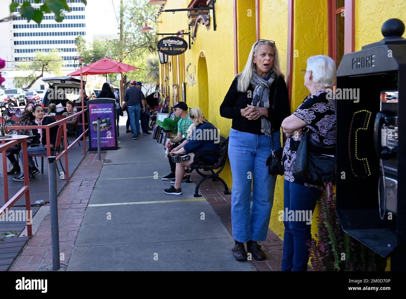 Un téléphone payant hors de l'El Charro Cafe, le plus ancien restaurant mexicain des États-Unis, populaire auprès des habitants et des touristes, Tucson, Arizona Banque D'Images