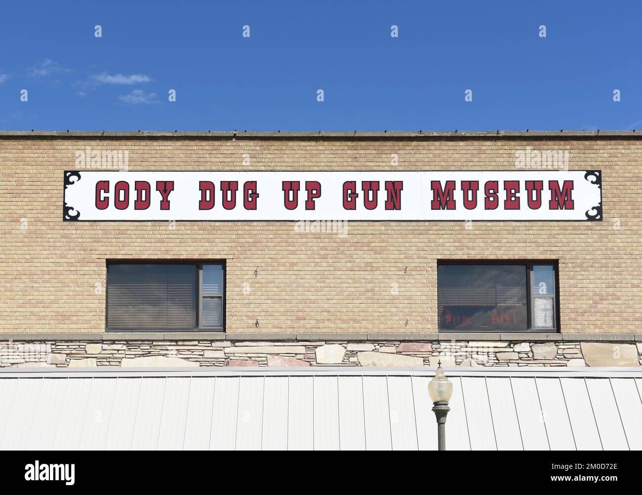 CODY, WYOMING - 24 JUIN 2017 : panneau sur le bâtiment du musée Cody Dug Up Gun. Banque D'Images