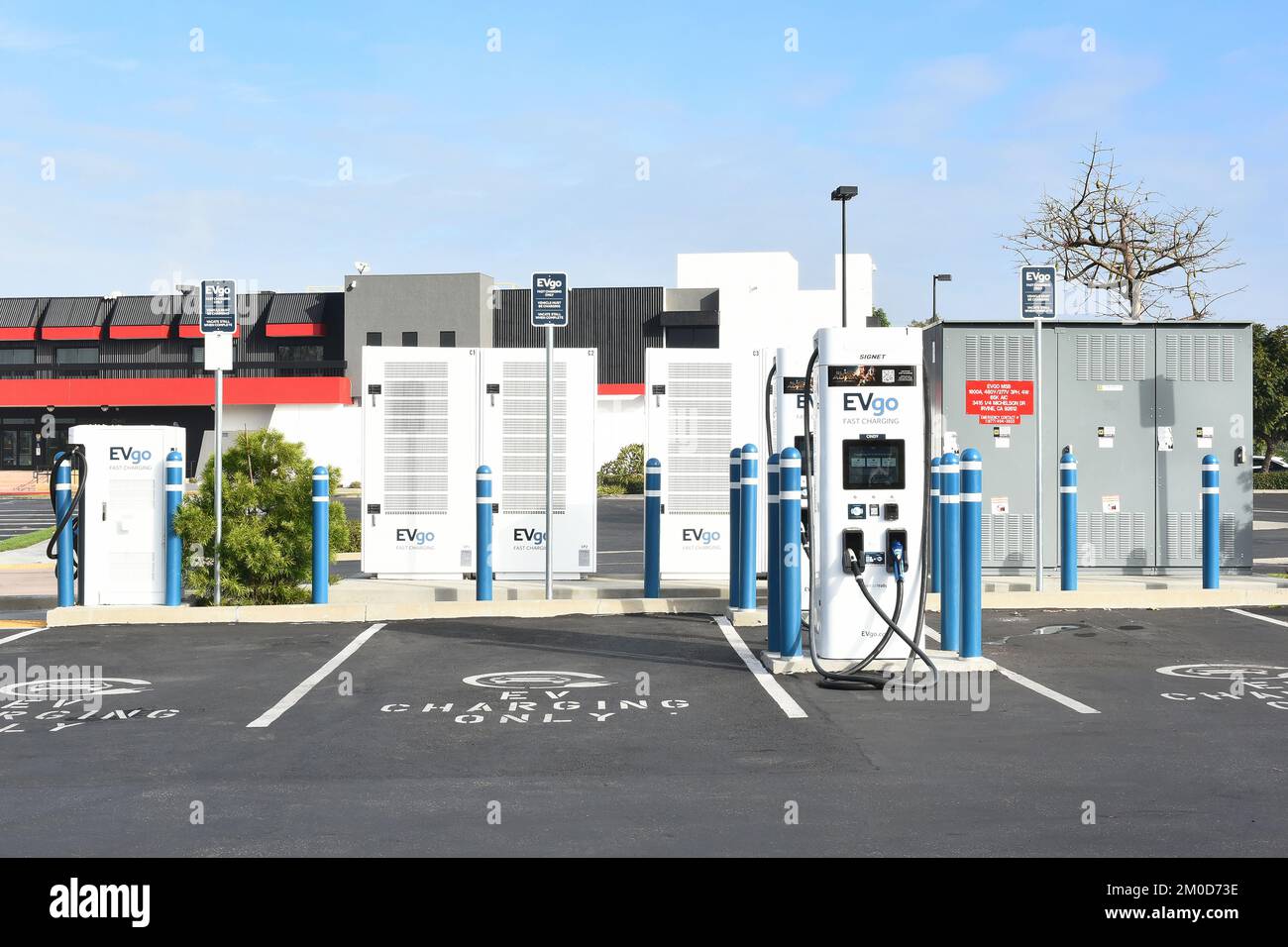 IRVINE, CALIFORNIE - 4 DEC 2022: Une station de charge rapide EVgo pour véhicules électriques. Banque D'Images