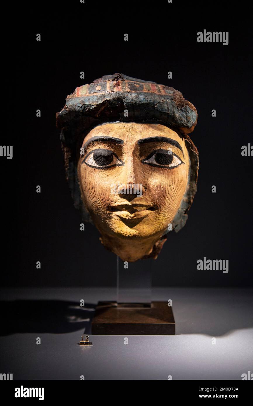 En bois peint ancien masque de sarcophage polychrome égyptien (troisième période intermédiaire, 21st dynastie 1085-950 BC), Frieze Masters Londres, Royaume-Uni Banque D'Images