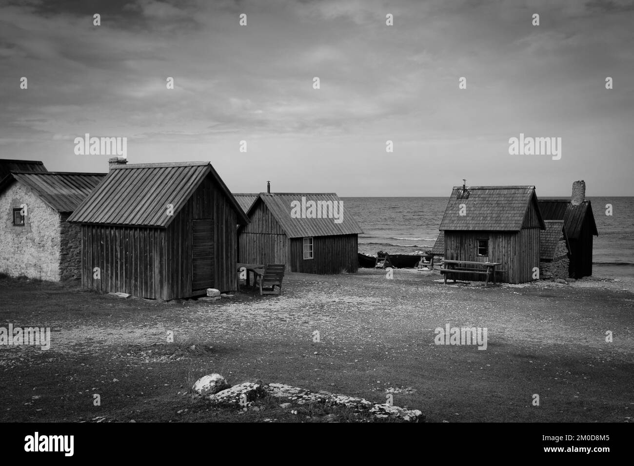 Cabanes de pêche à Helgummanens Fiskläge sur l'île de Fårö, Gotland, Suède (version noir et blanc) Banque D'Images