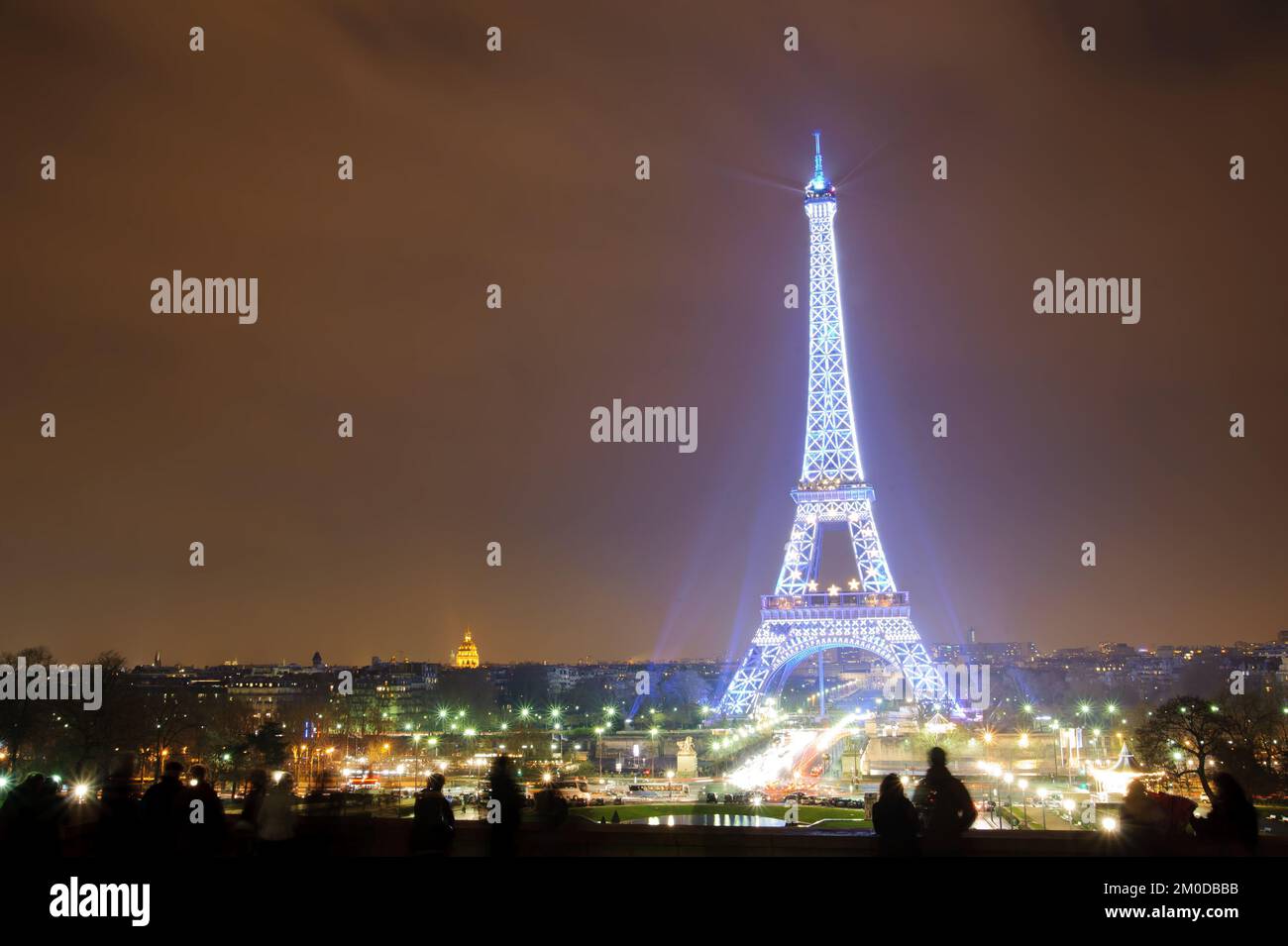 PARIS - 14 DÉCEMBRE : la tour Eiffel de nuit sur 14 décembre 2008 à Paris, France. La tour Eiffel est le monument le plus visité de France. Banque D'Images