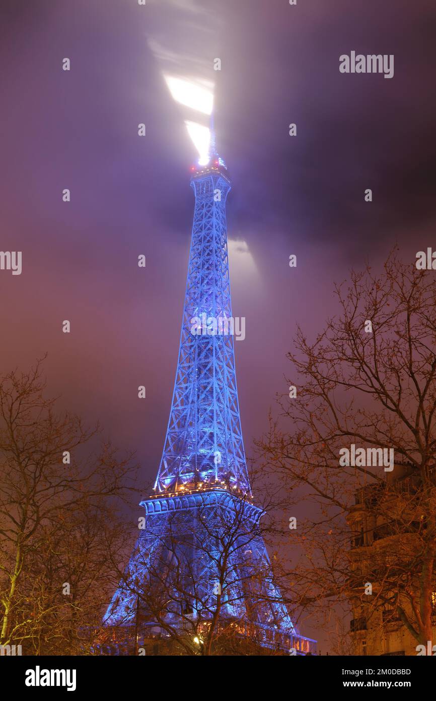PARIS - 12 DÉCEMBRE : la tour Eiffel de nuit sur 12 décembre 2008 à Paris, France. La tour Eiffel est le monument le plus visité de France. Banque D'Images