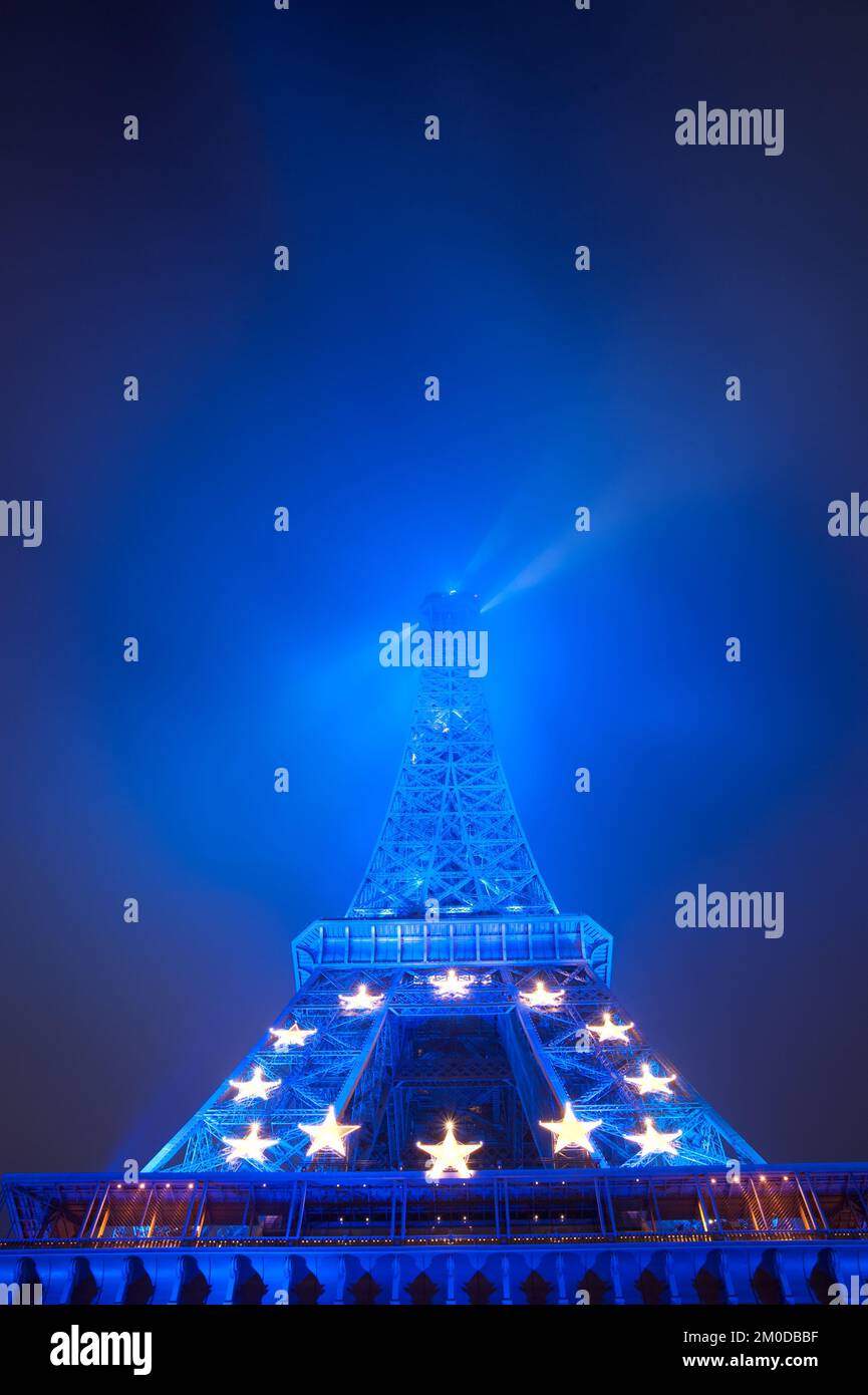 PARIS - 12 DÉCEMBRE : la tour Eiffel de nuit sur 12 décembre 2008 à Paris, France. La tour Eiffel est le monument le plus visité de France. Banque D'Images