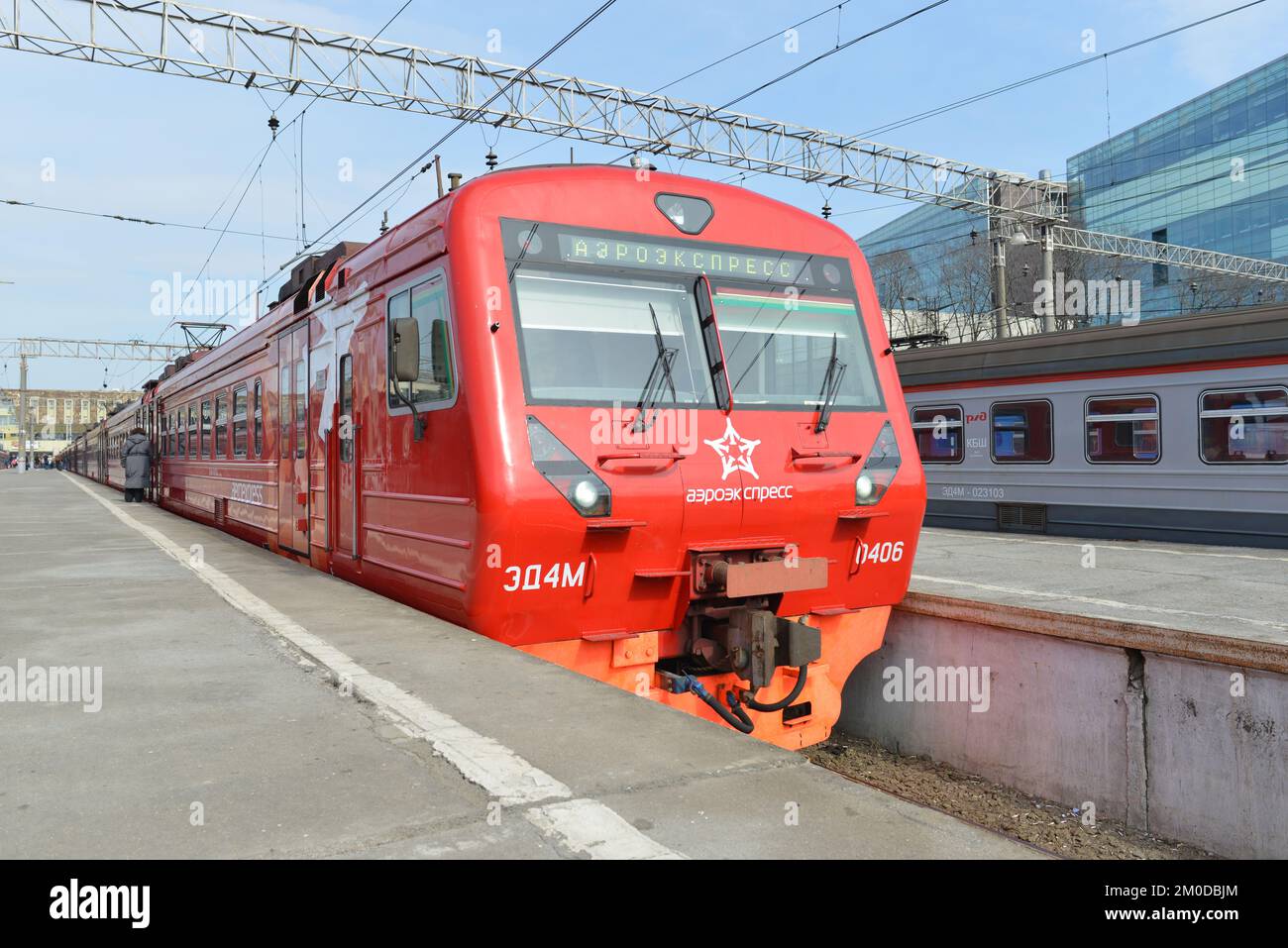 MOSCOU - 30 MARS : train rouge Aeroexpress à la gare Paveletsky de 30 mars 2014 à Moscou. Aeroexpress Ltd. Est l'exploitant du service de liaison ferroviaire Banque D'Images