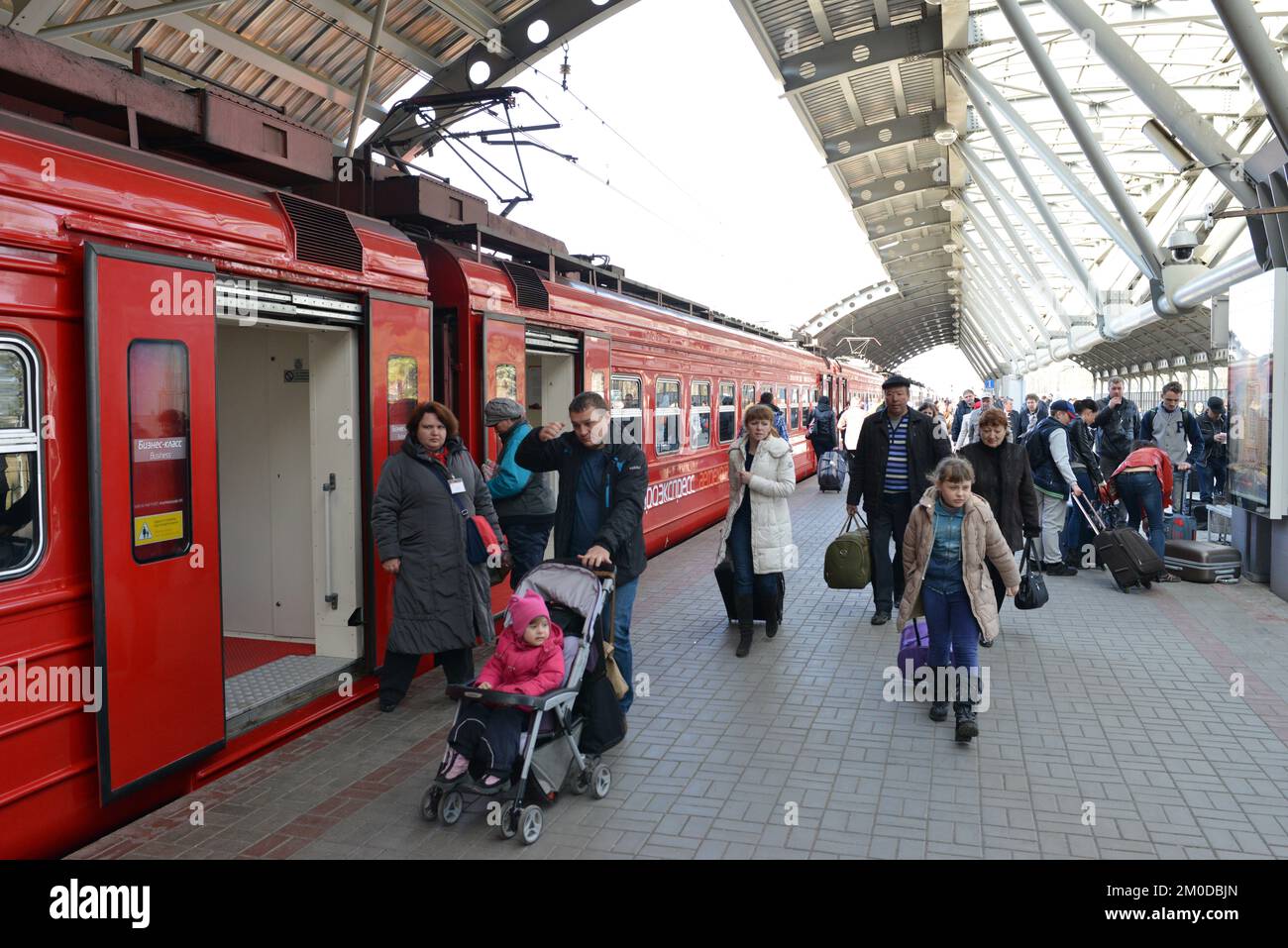 MOSCOU - 30 MARS : train rouge Aeroexpress sur l'aéroport Domodedovo de 30 mars 2014 à Moscou. Aeroexpress Ltd. Est l'exploitant du service de liaison ferroviaire Banque D'Images