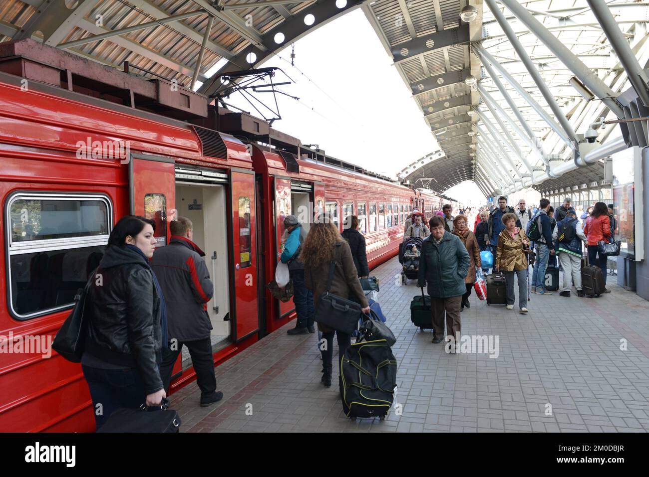 MOSCOU - 30 MARS : train rouge Aeroexpress sur l'aéroport Domodedovo de 30 mars 2014 à Moscou. Aeroexpress Ltd. Est l'exploitant du service de liaison ferroviaire Banque D'Images