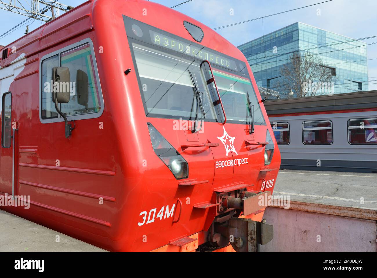 MOSCOU - 30 MARS : train rouge Aeroexpress à la gare Paveletsky de 30 mars 2014 à Moscou. Aeroexpress Ltd. Est l'exploitant du service de liaison ferroviaire Banque D'Images