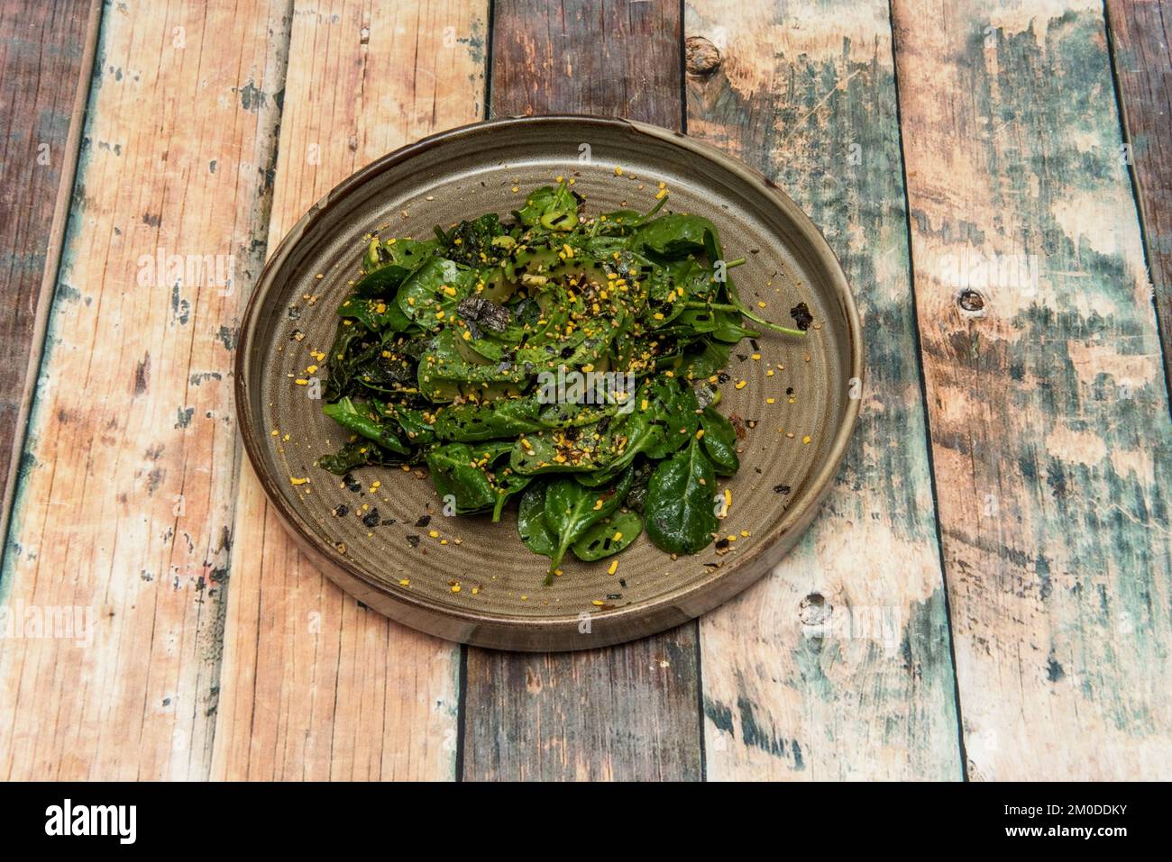 Salade d'épinards verts à l'huile d'olive et aux noix râpées Banque D'Images
