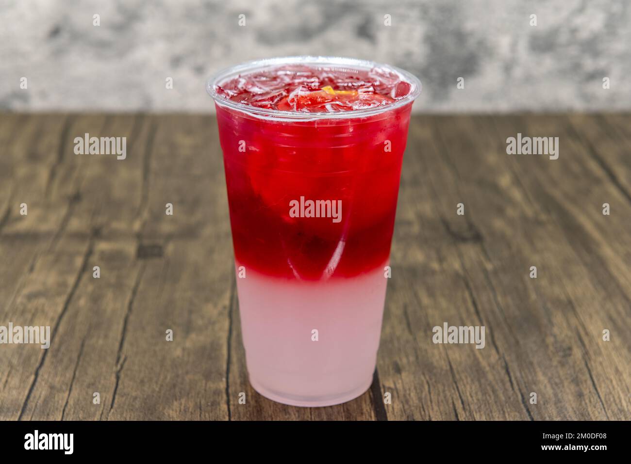 La limonade et le thé sucré montrent les couches de saveurs délicieuses à boire comme boisson. Banque D'Images