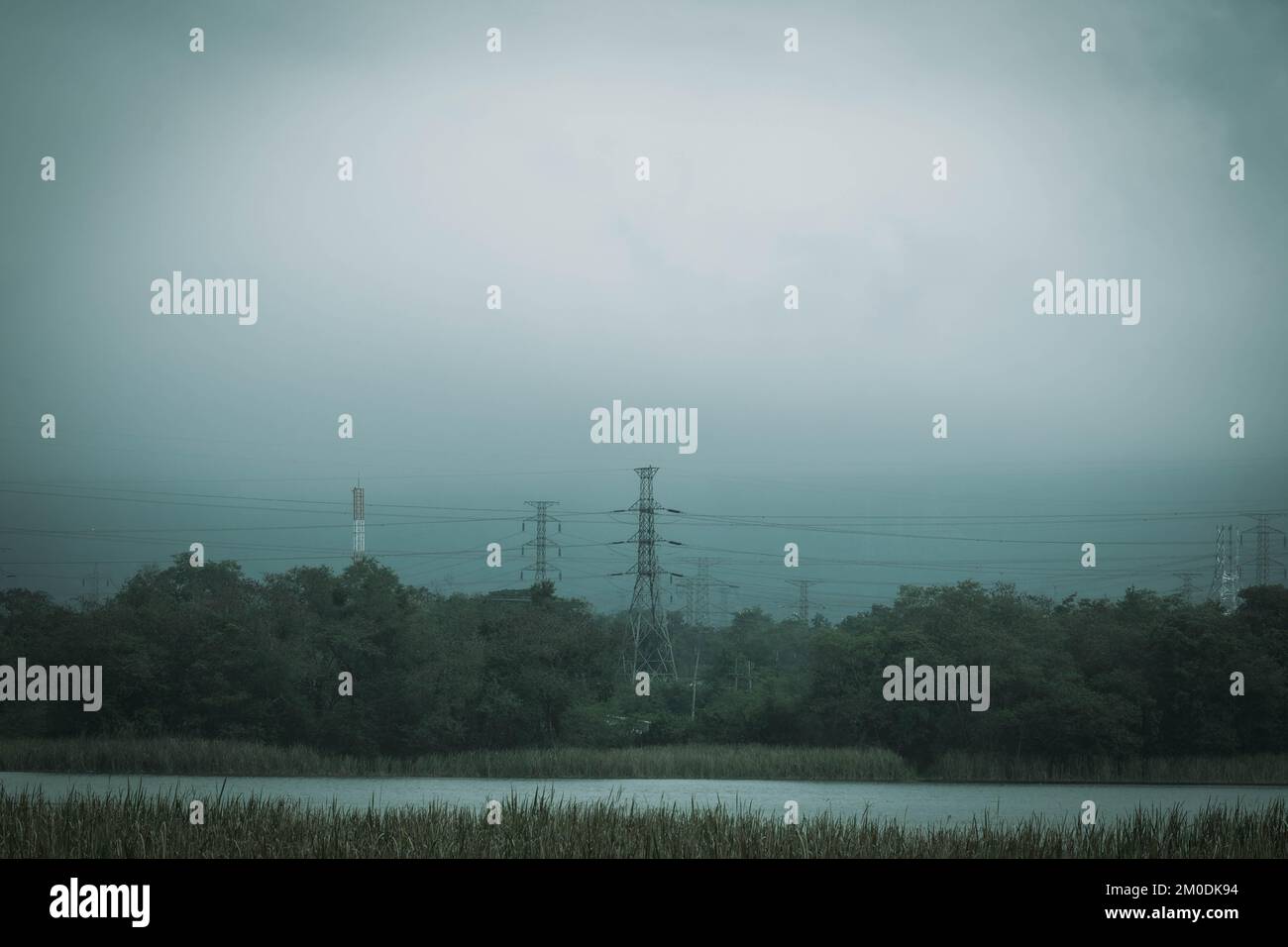 Pylônes électriques et fils électriques dans des tours brumeuses le matin ou haute tension sur
