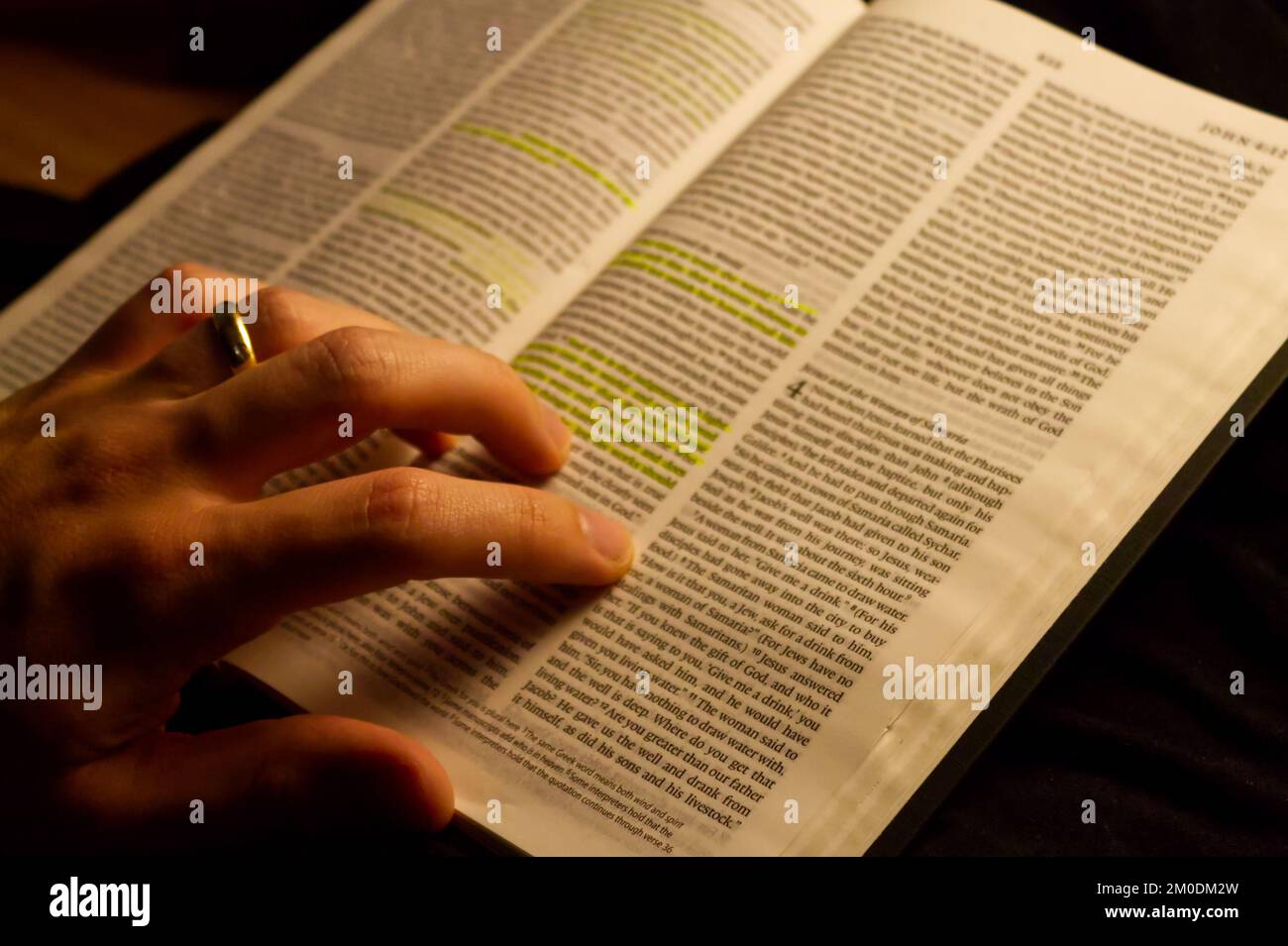 Le Livre de Jean de la Sainte Bible, la parole précieuse de Dieu pour nous. Banque D'Images