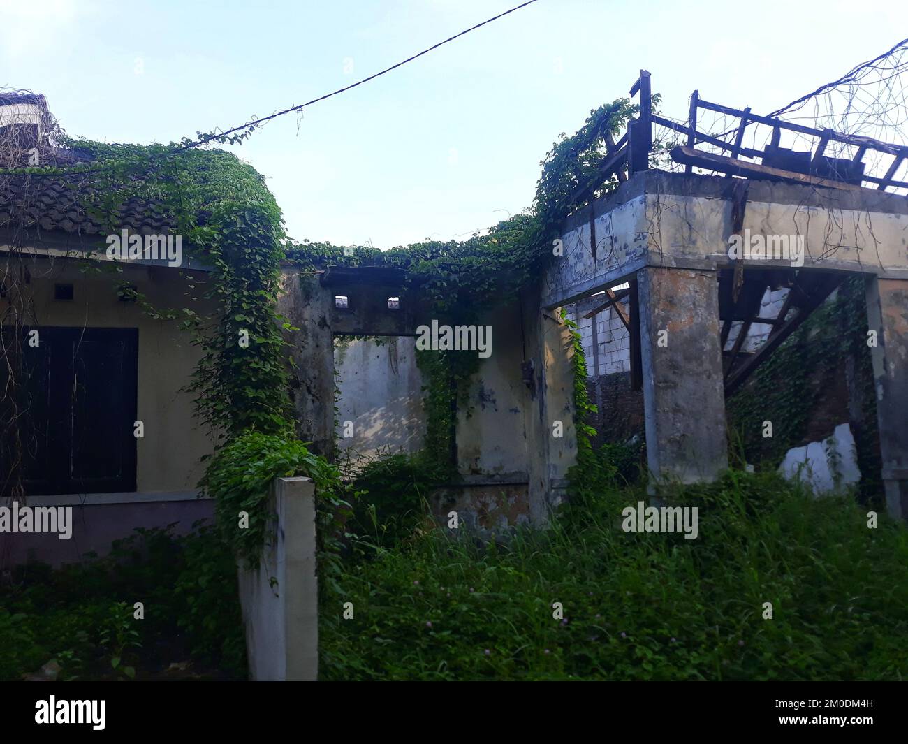 Maison en ruines effrayante abandonnée dans le village Banque D'Images