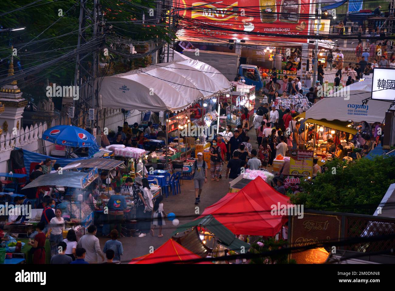 Les touristes et les habitants se mêlent dans le marché nocturne populaire un vendredi à Vientiane, Laos, Asie du Sud-est. Banque D'Images