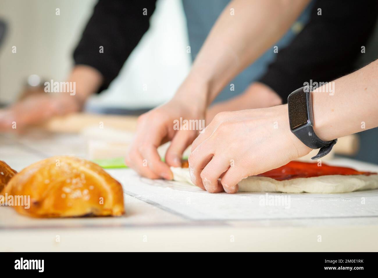 Gros plan sur les mains de cuisiniers, la boulangerie de cuisine dans une cuisine lumineuse par deux chefs, sélectif doux focus Banque D'Images