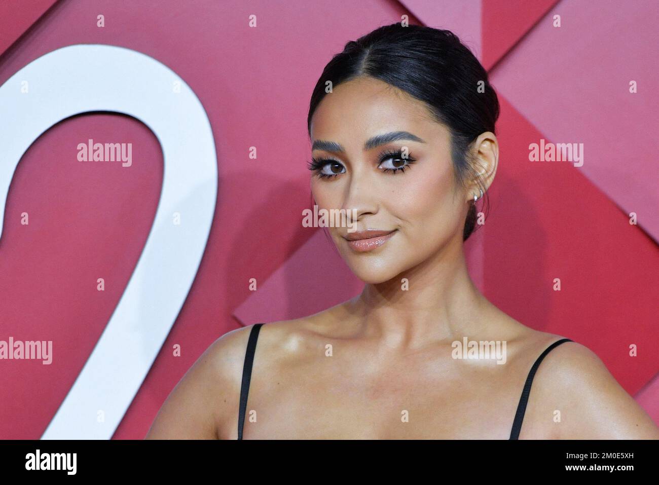 Londres, Angleterre, sur 05 décembre 2022. Shay Mitchell participe aux Fashion Awards 2022 au Royal Albert Hall de Londres, en Angleterre, sur 05 décembre 2022. Photo d'Aurore Marechal/ABACAPRESS.COM Banque D'Images