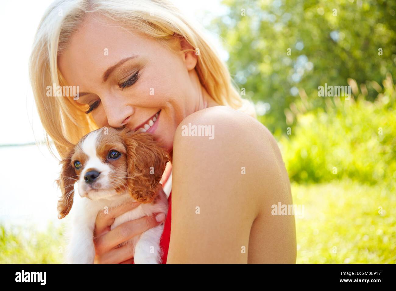 Je vais me occuper de vous. une femme heureuse embrassant son chiot à l'extérieur. Banque D'Images