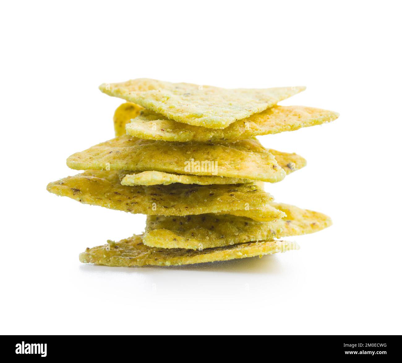 Croustilles tortilla avec la saveur de poivrons jalapeno isolés sur fond blanc. Banque D'Images