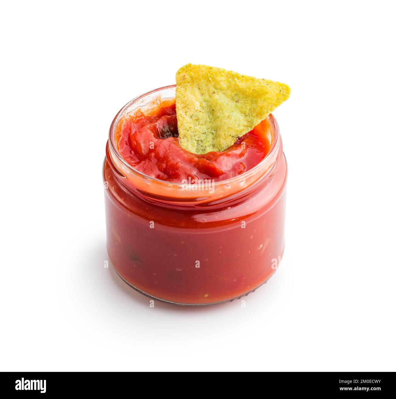 Salsa rouge et verte avec des chips de tortilla isolées sur fond blanc. Banque D'Images